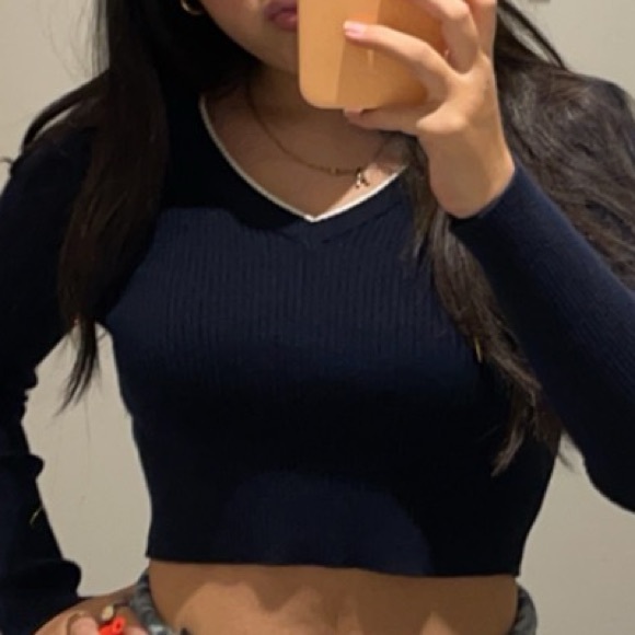 Brandy Melville navy knit v-neck cropped longsleeve - Picture 4 of 4